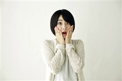 異形成に驚く女性